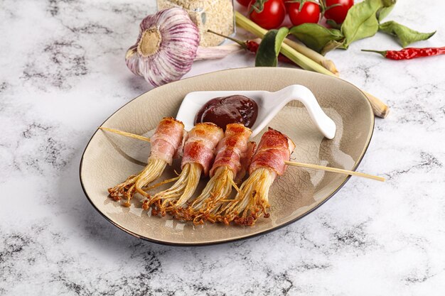 Geschmackvoller gegrillter Enoki-Pilz mit Speck