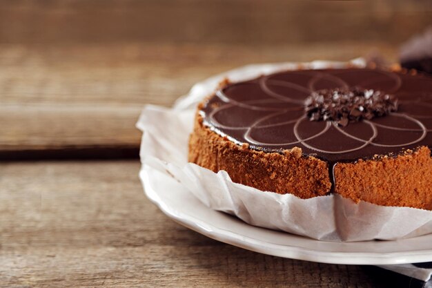 Geschmackvoller Schokoladenkuchen auf hölzernem Hintergrund