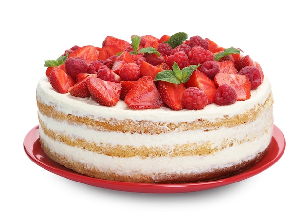 Geschmackvoller Schwammkuchen mit frischen Beeren und Minze, isoliert auf Weiß