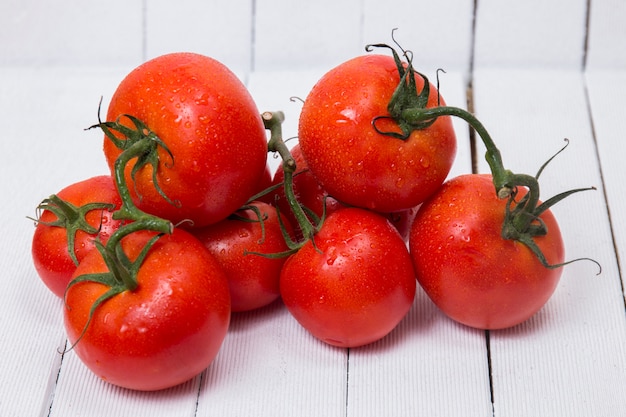 Geschmackvoller Stapel nasser Tomaten