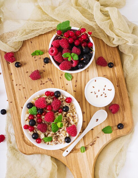 Geschmackvoller und gesunder Haferbrei mit Beeren, Leinsamen und Joghurt.