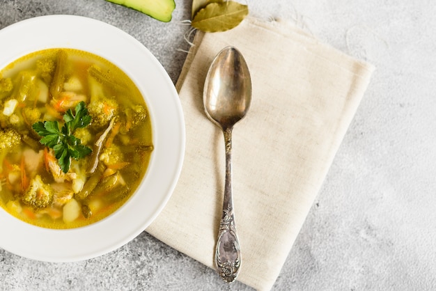 Geschmackvolles Gemüse und Gewürzsuppe auf einem grauen konkreten Hintergrund