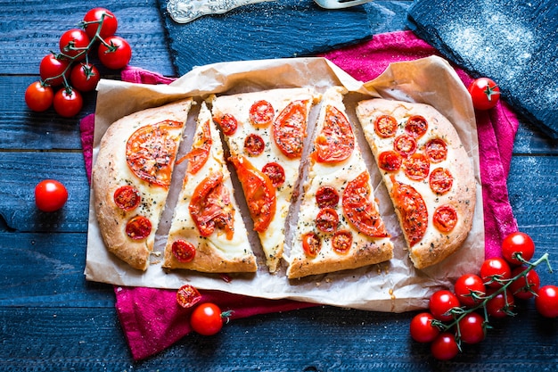 Geschmackvolles handgemachtes Tomaten-Pizza-Brot