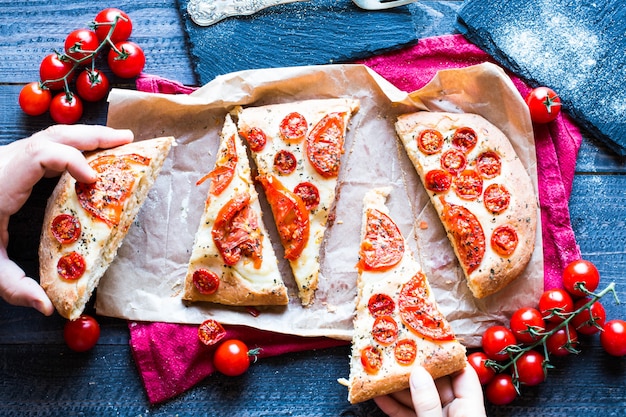 Geschmackvolles handgemachtes Tomaten-Pizza-Brot