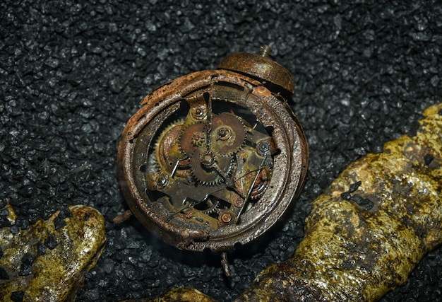 Geschmolzene Uhr nach der Bombardierung im zweiten Weltkrieg.