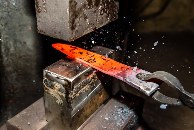 Geschmolzenes Metall schmieden. Messer machen.