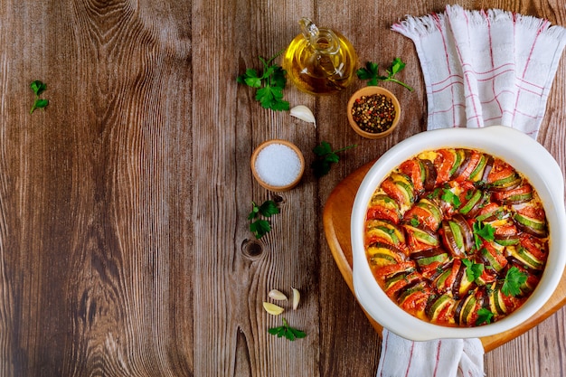 Geschmorte Gemüseratatouille mit Mozzarella in weißer Ofenpfanne