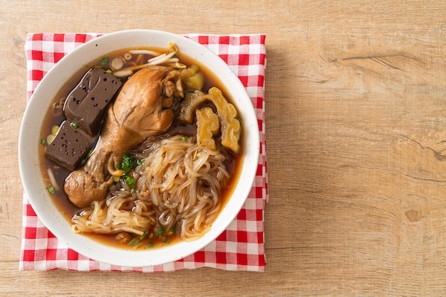 Geschmorte Hühnernudel in brauner Suppenschüssel - asiatische Küche