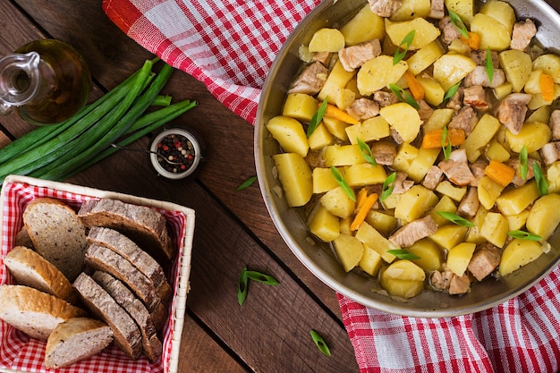 Geschmorte Kartoffeln mit Fleisch in einer Pfanne Tisch. Draufsicht