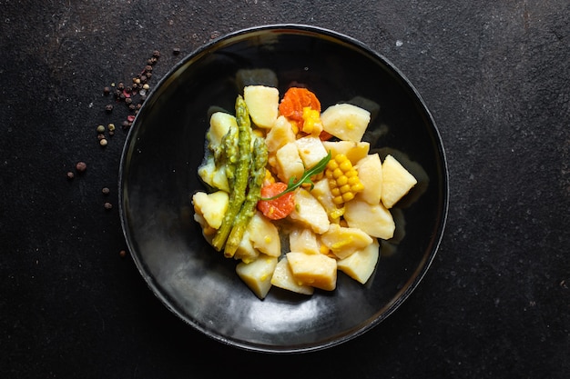 geschmorte Kartoffeln mit Gemüse Eintopf ohne Fleisch Ragout Hausmannskost Lebensmittel Bio-Produkt Mahlzeit Snack