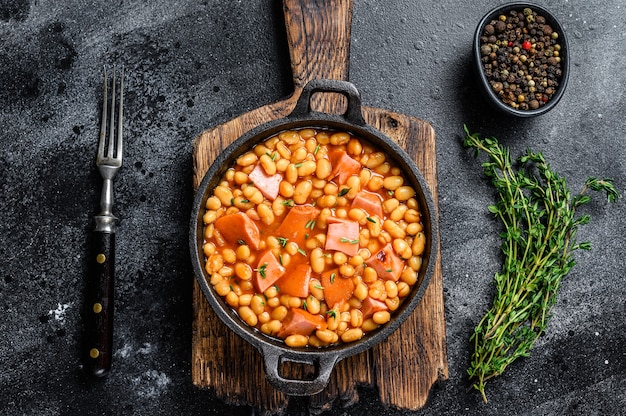 Geschmorte Kidneybohnen mit geräucherter Wurst und Tomatensauce in einer Pfanne