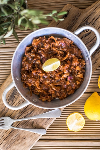 Geschmorte Tintenfischringe in Tomatensauce zum Abendessen Draufsicht