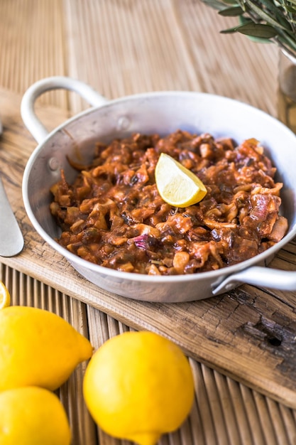 Geschmorte Tintenfischringe in Tomatensauce zum Abendessen Draufsicht