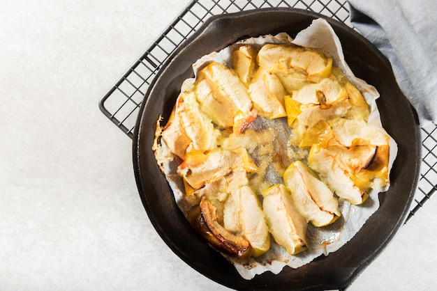 Foto geschmorter apfel mit zimt im ofen in der eisenpfanne gebacken