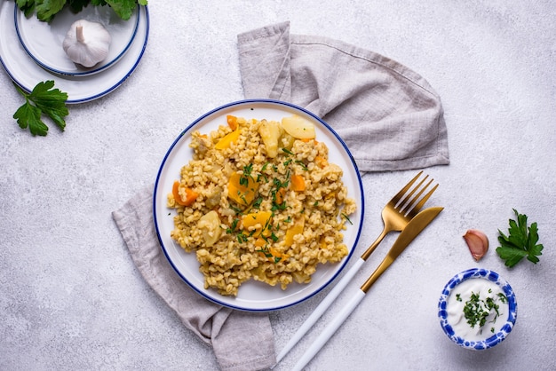 Foto geschmorter gesunder bulgur mit gemüse