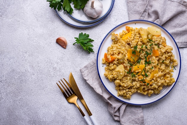 Geschmorter gesunder Bulgur mit Gemüse