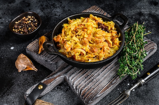 Geschmorter Kohl Bigos mit Pilzen und Würstchen