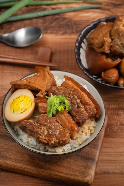 Geschmorter Schweinebauch über gekochtem Reis berühmtes und leckeres Street Food in Taiwan
