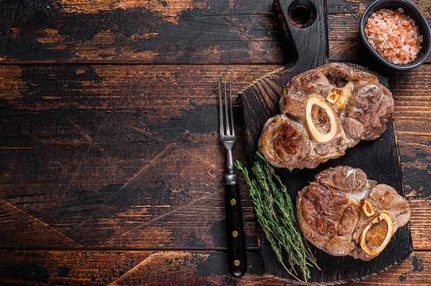 Geschmortes Fleisch am Knochen Osso Buco Rindfleischschenkel