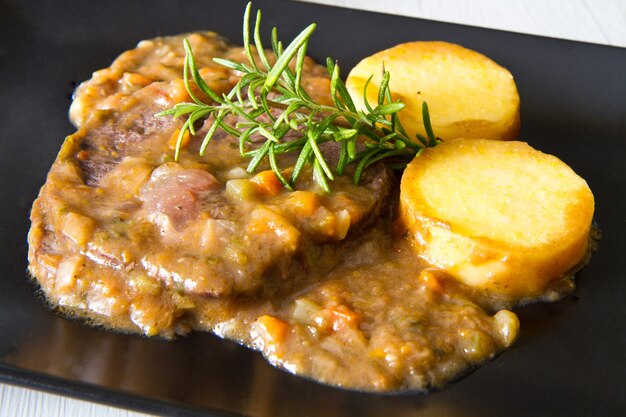 Geschmortes Fleisch mit Polenta