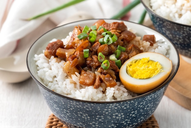 Geschmortes Fleisch über gekochtem Reis berühmtes und leckeres Street Food in Taiwan