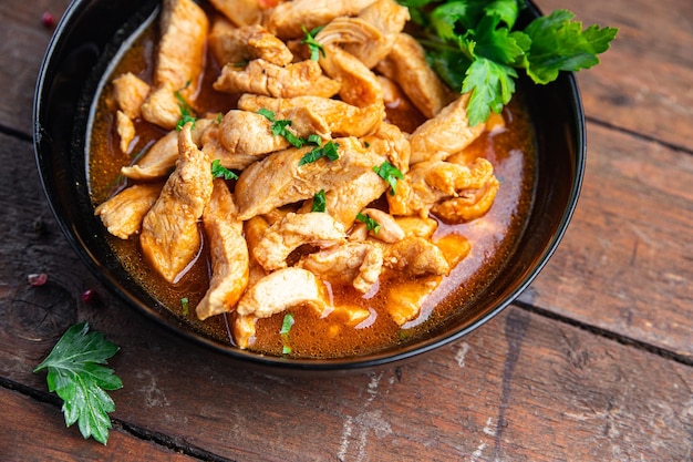 geschmortes hähnchenfleisch tomatensauce hähnchenbrusteintopf rindfleisch stroganoff zweiter gang gesundes essen