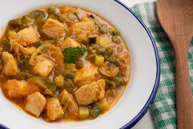 Geschmortes Putencurry mit grünen Bohnen und Kartoffelwürfeln.