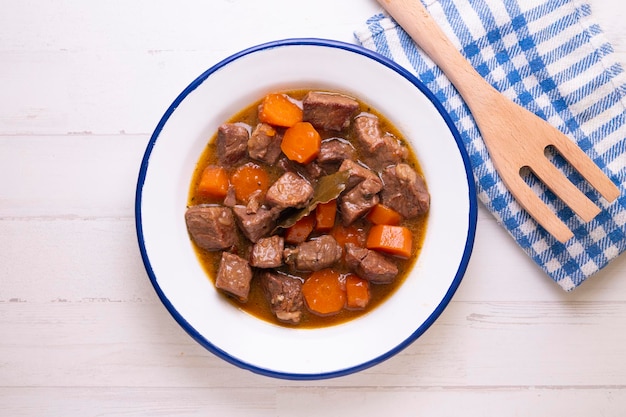 Geschmortes Rindfleisch mit Kartoffeln und Karotten.