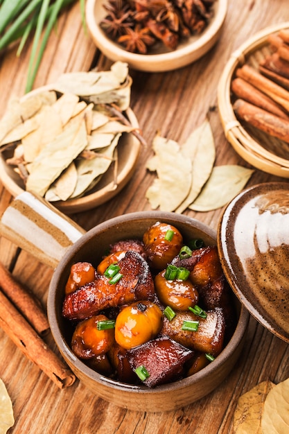 Geschmortes Schweinefleisch mit Kastanien, chinesisches Essen