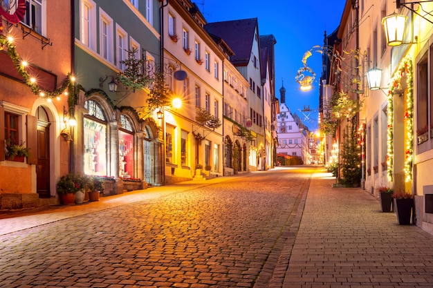 Geschmückte und beleuchtete Weihnachtsstraße und Marktplatz in der mittelalterlichen Altstadt von Rothenburg ob der Tauber, Bayern, Süddeutschland