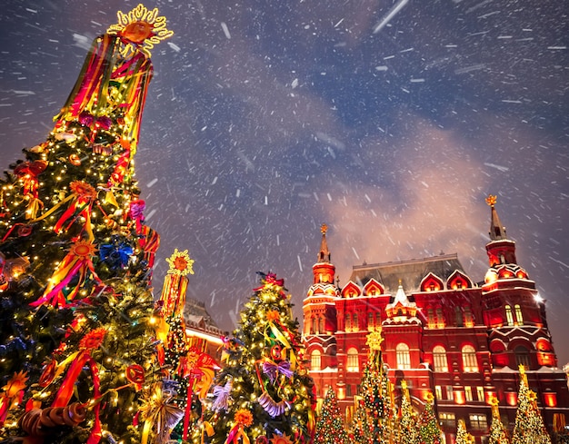 Geschmückte Weihnachtsbäume zu Ehren der Faschingswoche in Moskau in der Nähe des Roten Platzes. Schöne Feiertagslandschaft mit Feiertagsdekorations-Weihnachtsbäumen.