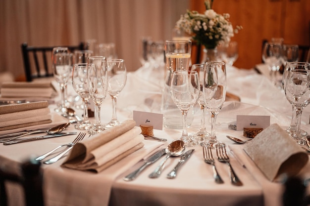 Geschmückte Wiese für die Hochzeitszeremonie Hochzeitsbankett Die Stühle und der runde Tisch für die Gäste werden mit Blumenbesteck serviert