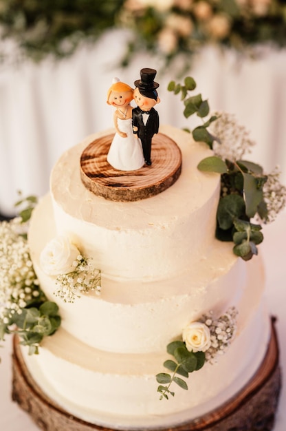 Geschmückter Saal für Hochzeitszeremonie Hochzeitsbankett Hochzeitstorte Kuchen für eine Hochzeit