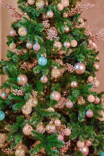 Geschmückter und beleuchteter Weihnachtsbaum Vintage-Toning