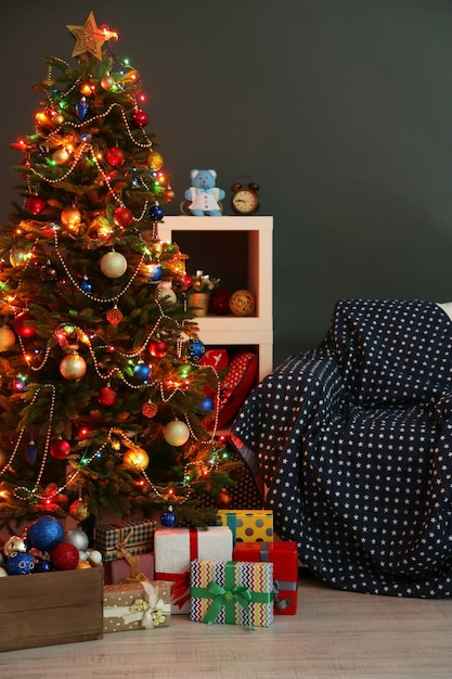 Geschmückter Weihnachtsbaum auf der Inneneinrichtung