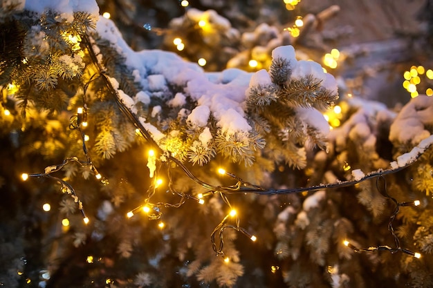 Geschmückter Weihnachtsbaum auf der Straße mit Bällen Spielzeug