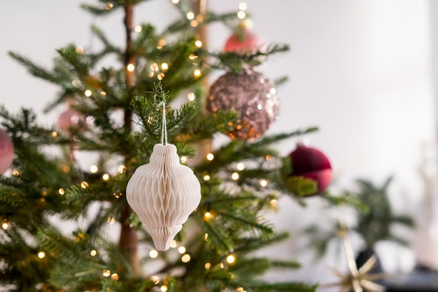 Geschmückter Weihnachtsbaum auf unscharfem Hintergrund.