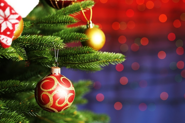 Geschmückter Weihnachtsbaum auf verschwommenem, funkelnden und feenhaften Hintergrund