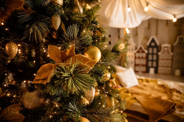 Geschmückter Weihnachtsbaum auf verschwommenem, funkelnden und feenhaften Hintergrund