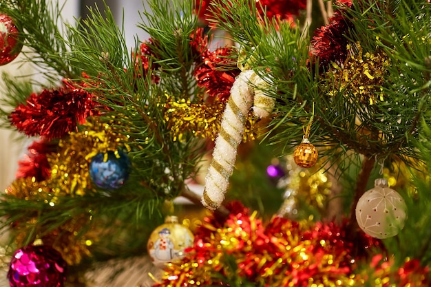 Geschmückter Weihnachtsbaum auf verschwommenem Sekt