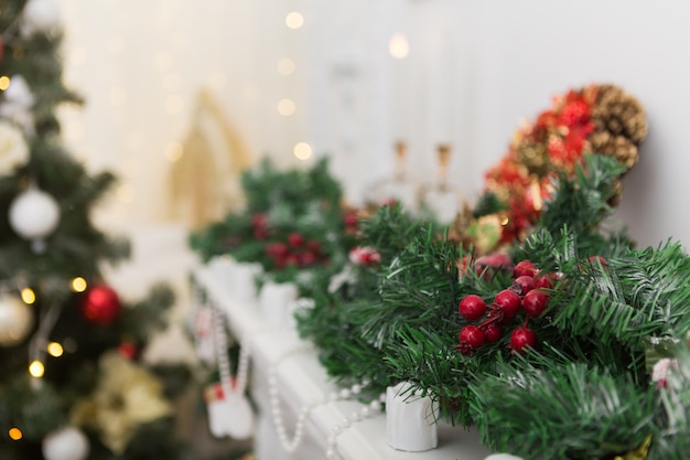 Geschmückter Weihnachtsbaum funkelnder und feenhafter Hintergrund mit Kopienraum