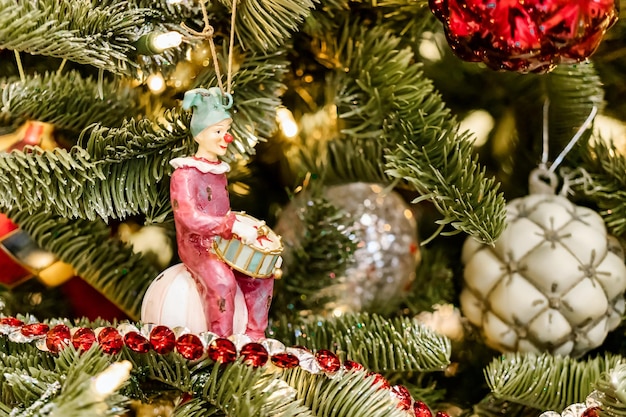 Geschmückter Weihnachtsbaum Heiligabend Weihnachtsschmuck Neujahr Weihnachtsbaum Spielzeug in Form eines Clowns Selektiver Fokus Unscharfer Hintergrund