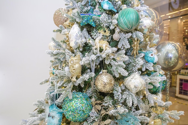 geschmückter Weihnachtsbaum im Supermarkt