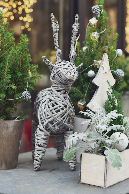 Geschmückter Weihnachtsbaum in einem Topf im Geschäft