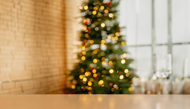 Geschmückter Weihnachtsbaum in sanften gelben Lichtern mit Bokeh-Effekt-Hintergrund. Erhabene Wohnung