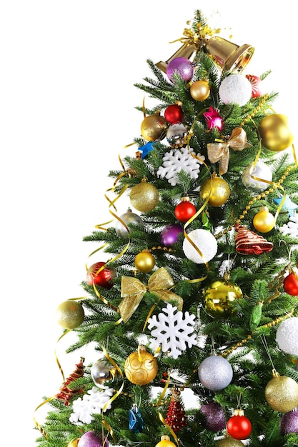 Geschmückter Weihnachtsbaum isoliert auf weiß