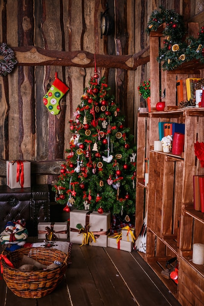 Geschmückter Weihnachtsbaum mit Geschenk