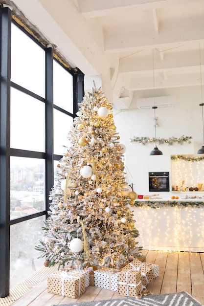 geschmückter Weihnachtsbaum mit Geschenken. Geschenke unter dem Baum