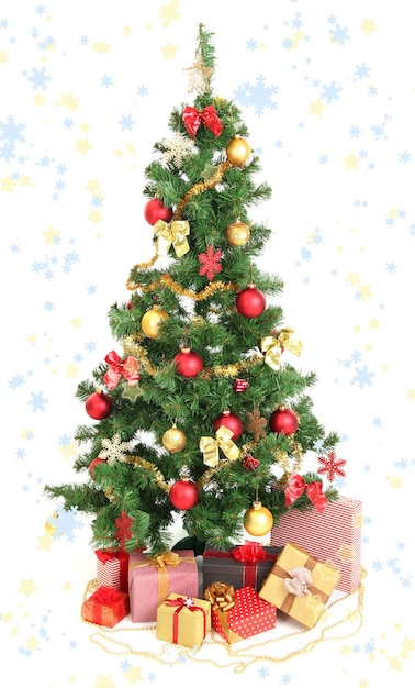 Geschmückter Weihnachtsbaum mit Geschenken isoliert auf weiß