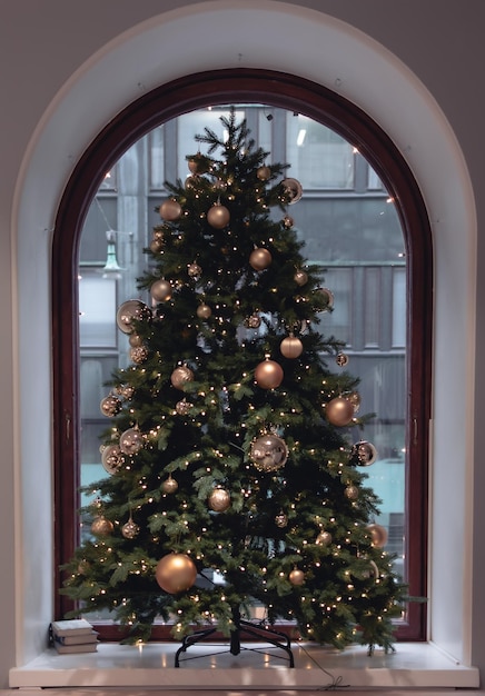 Geschmückter Weihnachtsbaum mit goldenen Kugeln und Lichtern